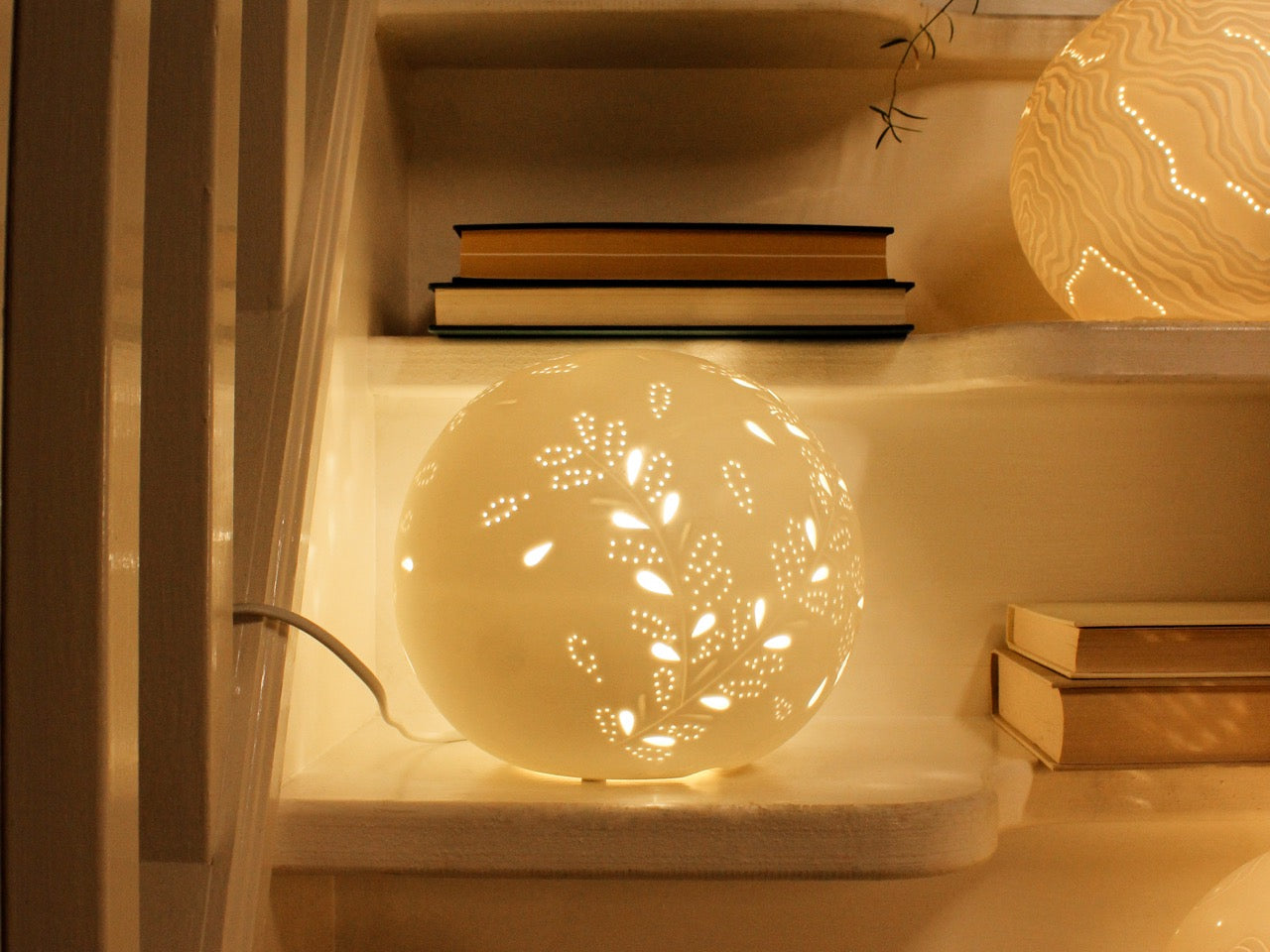 Golden Petals Sphere Ceramic Lamp