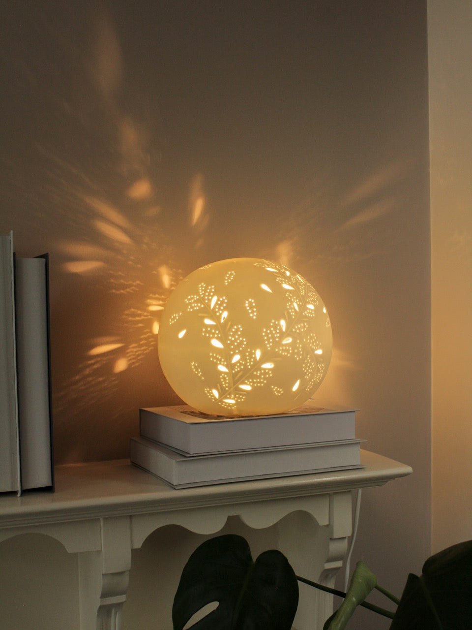Golden Petals Sphere Ceramic Lamp